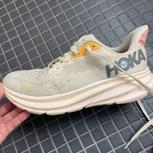 Women’s Clifton 9 Hokas size 7. Worn but in good condition to wear around town.